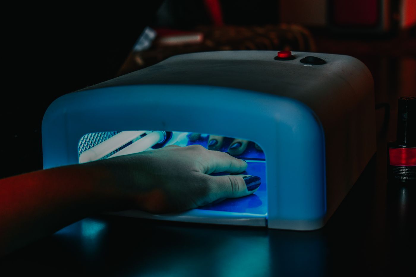 Esmaltação em gel sob cabine UV